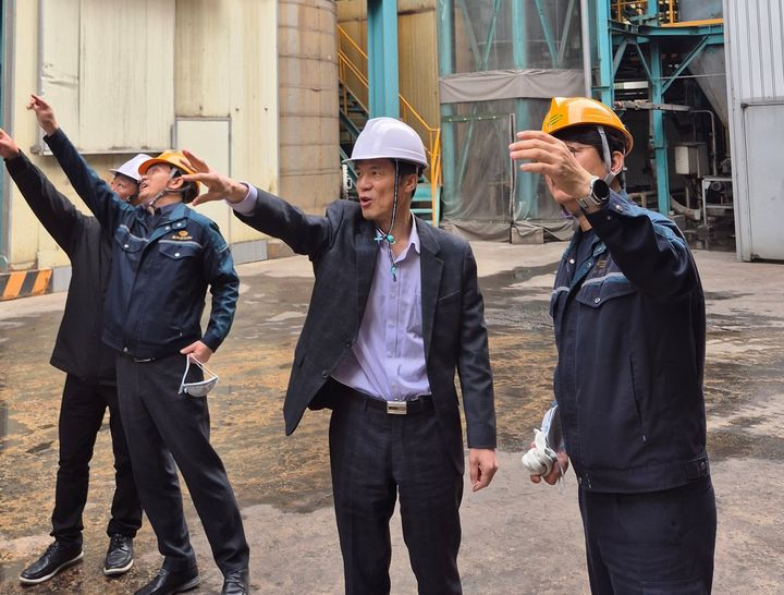 홍동곤 한강유역환경청장이 안산시 소재 성림유화를 방문해 폐기물 처리과정을 점검하고 있다. (사진=한강유역환경청 제공) photo@newsis.com *재판매 및 DB 금지