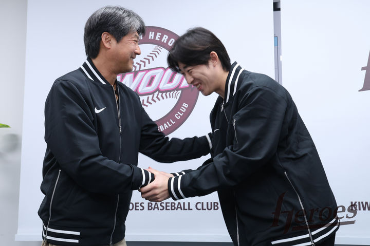 [서울=뉴시스]프로야구 키움 히어로즈에 새 둥지를 튼 우완 투수 배동현이 지난 24일 서울 고척스카이돔에서 설종진 감독과 악수하며 환하게 웃고 있다. (사진=키움 히어로즈 제공) 2025.11.26. photo@newsis.com *재판매 및 DB 금지