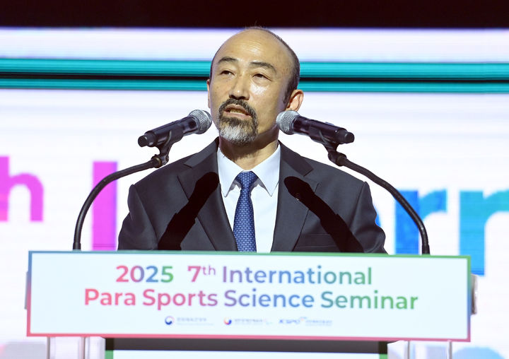 [서울=뉴시스]25일 대한장애인체육회 이천선수촌 대강당에서 열린 제7회 장애인스포츠과학 국제세미나에서 정진완 회장이 개회사를 하고 있다. (사진=대한장애인체육회 제공)