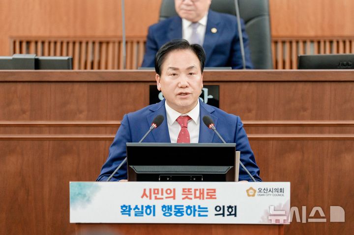 [오산=뉴시스] 이권재 시장이 제298회 제2차 정례회 제1차본회의에서 시정설명을 하고 있다. (사진=오산시 제공) 2025.11.26.photo@newsis.com 