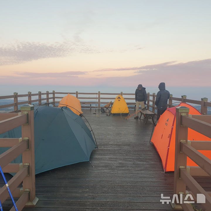[제주=뉴시스] 제주시 애월읍 큰노꼬메오름 정상에서 야영하는 모습. (사진=제주도 누리집에서 캡처) photo@newsis.com