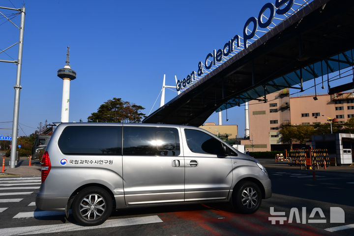 [포항=뉴시스] 안병철 기자 = 26일 포스코 포항제철소 가스 누출 사고와 관련해 국립과학수사연구원이 합동 감식을 위해 사고 현장으로 들어가고 있다. 2025.11.26. abc1571@newsis.com