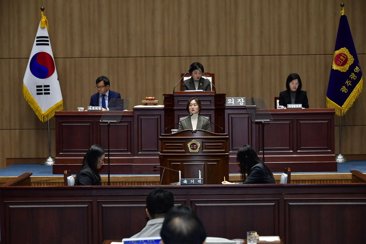 [광주=뉴시스] 송창헌 기자 = 광주시의회 정다은 의원이 26일 제2차 정례회 3차 본회의에서 5분 자유발언을 하고 있다. (사진=광주시의회 제공) 2025.11.26 photo@newsis.com *재판매 및 DB 금지