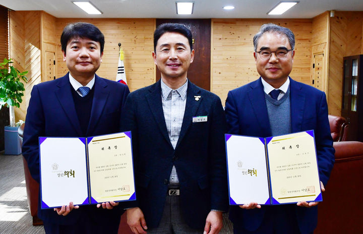 [함평=뉴시스] 전남 함평군의회 이남오 의장(가운데)이 26일 의회에서 최상현 변호사(왼쪽)와 이병주 변호사를 법률 자문 고문으로 위촉하고 있다. (사진=함평군의회 제공) photo@newsis.com *재판매 및 DB 금지