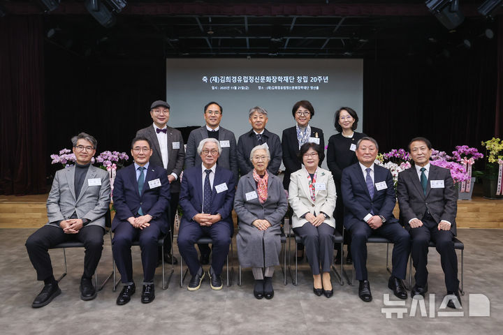 [전주=뉴시스]윤난슬 기자 = 전북대는 26일 장학재단 영산홀에서 열린 기념식에 김정옥 이사장과 이향숙 이화여대 총장, 박정운 한국외대 총장, 원종필 건국대 총장 등 주요 인사, 장학생 30여 명 등 100여 명이 참석했다고 밝혔다. (사진=전북대 제공) photo@newsis.com 