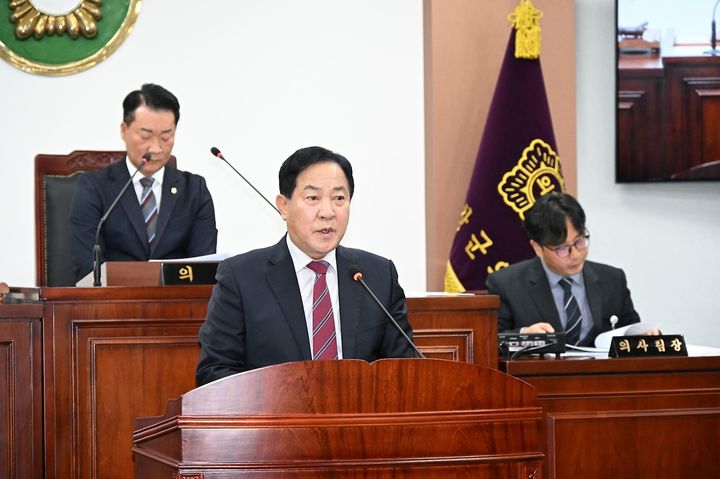 [평창=뉴시스] 평창군의회 정례회에서 시정연설하는 심재국 군수. (사진=평창군 제공) 2025.11.26.photo@newsis.com *재판매 및 DB 금지