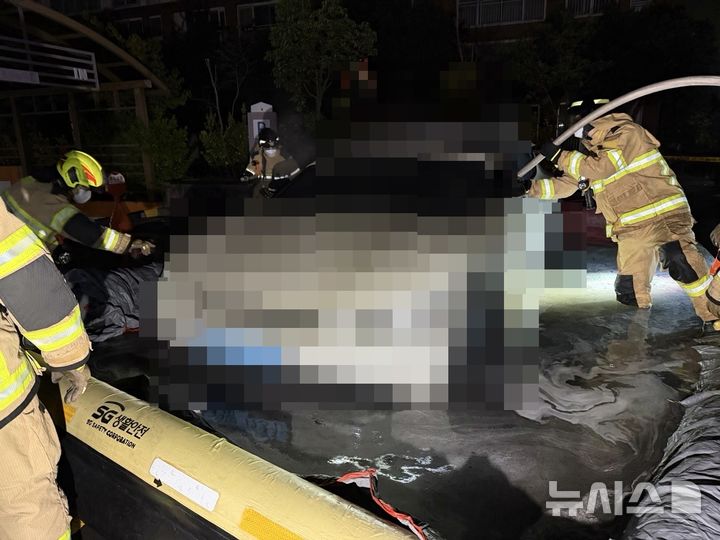 [제주=뉴시스] 지난 19일 오전 제주시 한 아파트 지하주차장에서 전기차 화재가 발생해 소방당국이 이동식 수조 등을 설치해 진화 작업을 벌이고 있다. 당시 거주민이 자신의 차량을 동원해 소방호스를 전기차량과 연결, 지상으로 신속히 옮겨 피해를 막았다. (사진=제주소방서 제공) 2025.11.26. photo@newsis.com 