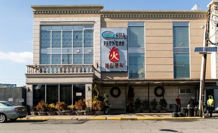 [뉴시스] 미국 뉴저지주의 한 한국식 찜질방이 성전환 수술을 받지 않은 트랜스젠더 여성에게도 여성 전용 구역 이용을 허용한 사실이 밝혀졌다. 사진은 뉴저지주 팰리세이즈파크에 위치한 해당 한국식 찜질방 '킹 스파 앤 사우나'의 외관 모습. (사진 = NYP 캡처) 2025.11.26. *재판매 및 DB 금지