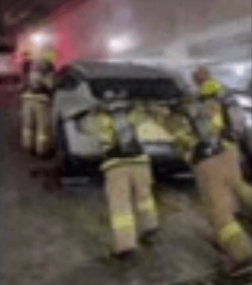 [제주=뉴시스] 지난 19일 오전 제주시 소재 아파트 지하주차장에서 발생한 전기차 화재 현장에서 시민이 소방호스를 통해 자신의 차량과 화재 차량을 연결, 신속하게 지상으로 빼내고 있다. 시민과 소방당국의 초기 대응이 빛을 발하면서 화재는 별도의 피해 없이 1시간 만에 진압됐다. (사진=제주소방서 제공) 2025.11.26. photo@newsis.com *재판매 및 DB 금지