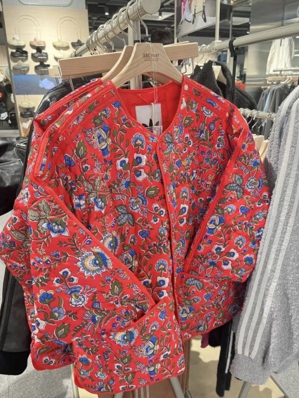 [뉴시스]아디다스가 신상으로 선보인 '아디다스 오리지널스 X 리버티 퀄티드 재킷'이다. (사진 = 온라인 커뮤니티 캡처) *재판매 및 DB 금지