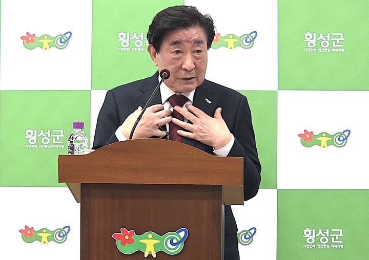 [횡성=뉴시스] 이덕화 기자 = 26일 김명기 횡성군수가 기자회견을 열고 '지역 소멸 위기' 극복 방안으로 횡성형 기본소득인 '행복소득'에 대한 구상을 설명하고 있다 2025.11.26. wonder8768@newsis.com *재판매 및 DB 금지