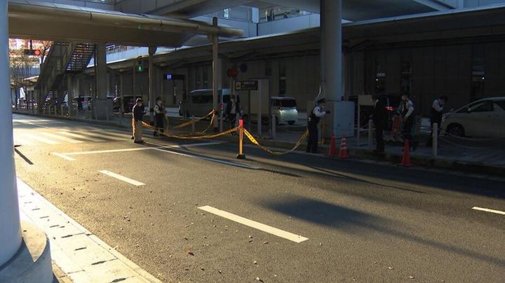 [뉴시스] 간사이 공항 사건 현장 부근에 경찰이 폴리스 라인을 치는 모습. (사진=일본 ABCTV뉴스) 2025.11.26 *재판매 및 DB 금지
