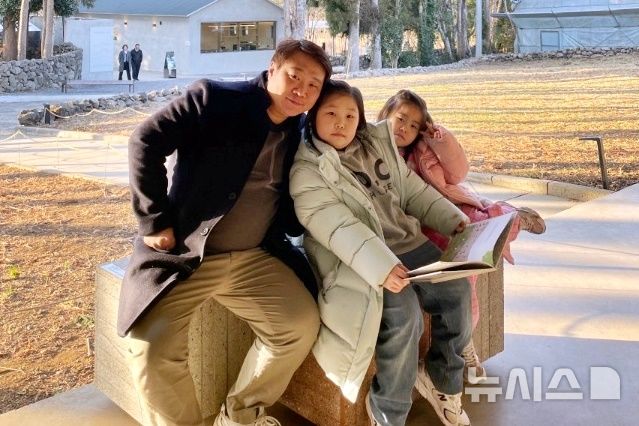 [제주=뉴시스] 지난 19일 제주시 한 아파트 지하주차장에서 발생한 전기차 화재 현장에서 자신의 차량을 동원해 신속하게 화재 차량을 지상으로 견인하는 등 진압에 결정적 역할을 한 제주도민 최재원씨와 그의 자녀들. (사진=제주소방서 제공) 2025.11.26. photo@newsis.com 