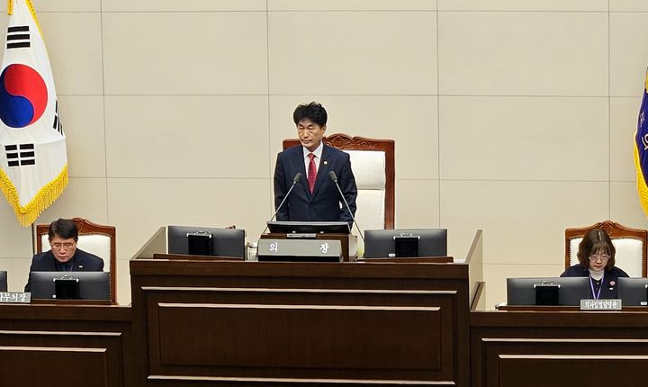 26일 충북도의회 제430회 정례회 제2차 본회의에서 이양섭 도의장이 박진희 의원 징계 요구안을 윤리특별위원회에 회부하겠다고 보고하고 있다. *재판매 및 DB 금지