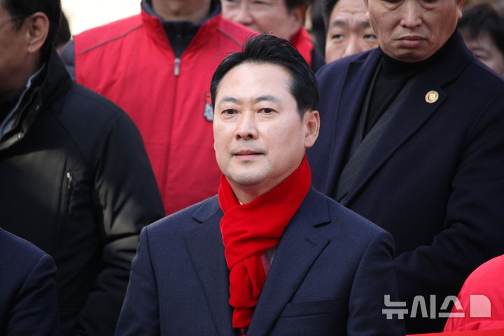 [천안=뉴시스] 최영민 기자=국민의힘 장동혁 당대표가 26일 충남 천안시 신부동 신세계백화점 앞에서 열린 국민의힘 민생회복 법치수호 국민대회에 참석하고 있다. 2025.11.26 ymchoi@newsis.com