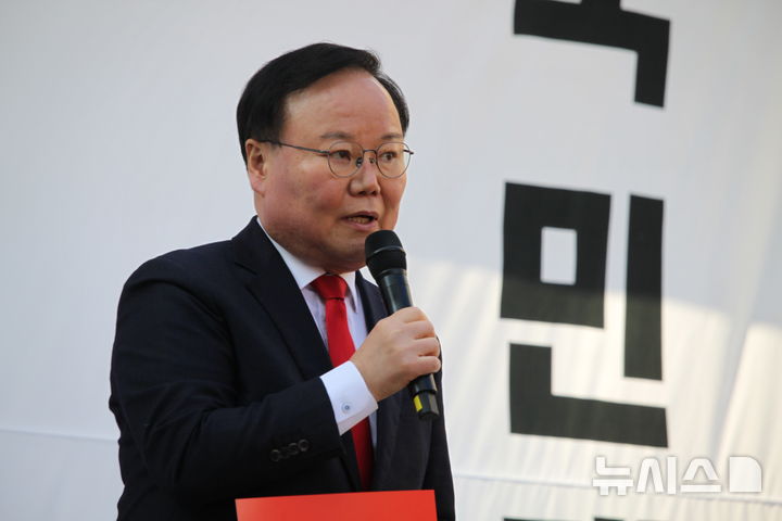 [천안=뉴시스] 최영민 기자=26일 충남 천안시 신부동 신세계백화점 앞에서 열린 국민의힘 민생회복 법치수호 국민대회에서 김재원 최고위원이 연설을 하고 있다. 2025.11.26 ymchoi@newsis.com