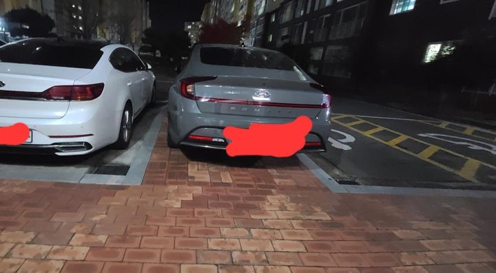 [뉴시스] 한 아파트 입구 인근 보행로를 대부분 점유하며 주차한 한 승용차 모습이 공개돼 논란이 일고 있다. (사진 = 보배드림 캡처) 2025.11.26. *재판매 및 DB 금지