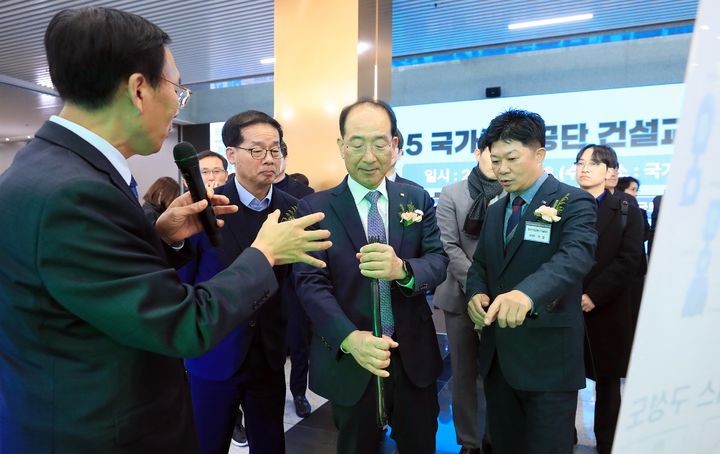 [대전=뉴시스] 이성해 철도공단 이사장(앞줄 오른쪽서 두번째)이 26일 열린 건설교통신기술 전시회장을 찾아 전시기술을 살펴보고 있다.(사진=철도공단 제공) *재판매 및 DB 금지