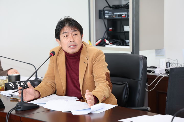 [고성=뉴시스] 경남 고성군의회는 의원이 조례를 발의할 때 조례의 실현에 소요하는 비용을 계산해서 의무적으로 제출하도록 하는 방안이 추진된다고 26일 밝혔다. 고성군 의안 비용추계 조례 일부개정조례안을 대표 발의한 우정욱 부의장의 의정활동 모습.(사진=고성군의회 제공) 2925.11.26. photo@newsis.com *재판매 및 DB 금지