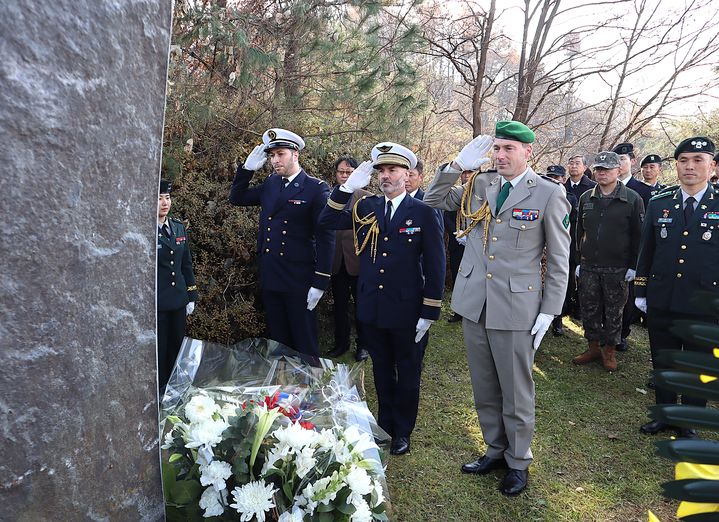 [원주=뉴시스] 26일 라파엘 브롱도 프랑스 국방무관이 강릉원주대 내에 있는 프랑스군 전투전적비에 헌화하고 있다. (사진=육군36사단 제공) 2025.11.26. photo@newsis.com *재판매 및 DB 금지