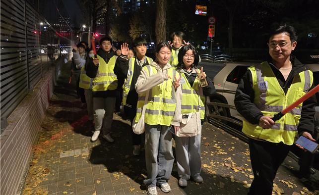 [서울=뉴시스] 목일중학교 학생·아버지회·교직원 학교폭력 예방·지역 안전 순찰 활동을 진행하는 모습 (사진=서울시교육청 제공) 2025.11.26. photo@newsis.com *재판매 및 DB 금지
