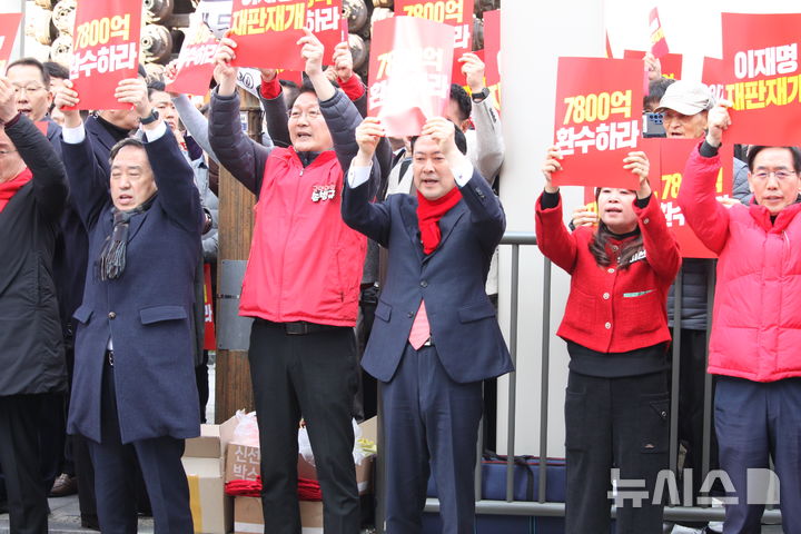 [천안=뉴시스] 26일 충남 천안시 신부동 신세계백화점 앞에서 열린 민생회복 법치수호 국민대회에서 장동혁 당대표를 비롯한 국민의힘 주요 당직자들이 이재명 정부를 규탄하는 피켓을 들고 구호를 외치고 있다. 2025.11.26 ymchoi@newsis.com