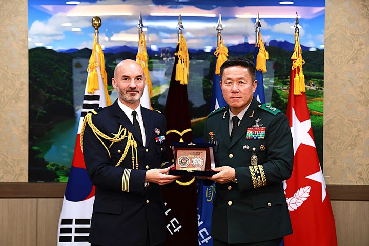 [원주=뉴시스] 26일 하헌철 36사단장이 라파엘 브롱도 프랑스 국방무관에게 기념코인을 전달하고 있다. (사진=육군 36사단 제공) 2025.11.26. photo@newsis.com *재판매 및 DB 금지