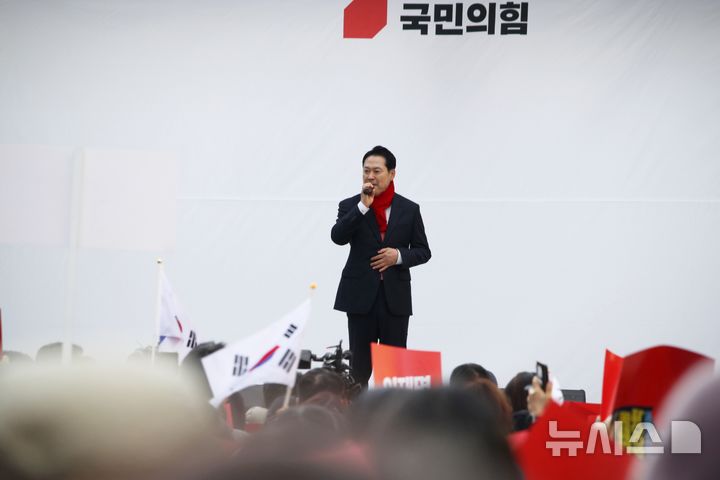 [천안=뉴시스] 장동혁 국민의힘 당대표가 26일 충남 천안시 신부동 신세계백화점 앞에서 열린 민생회복 법치수호 국민대회에서 연설을 하고 있다. 2025.11.26 ymchoi@newsis.com