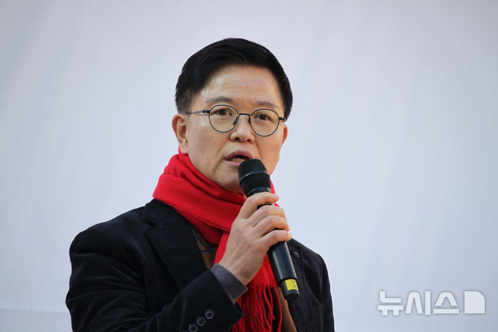 [천안=뉴시스] 이정만 국민의힘 천안을 당협위원장이 26일 충남 천안시 신부동 신세계백화점 앞에서 열린 민생회복 법치수호 국민대회에 참석해 연설을 하고 있다. 2025.11.26 ymchoi@newsis.com