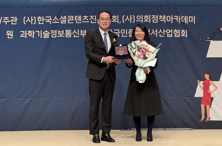[화성=뉴시스]오정임 화성시 홍보담당관(사진 오른쪽)이 민상기 (사)의회정책아카데미 회장으로부터 '2025 올해의 SNS' 대상을 수상하고 함께 기념촬영을 하고 있다.(사진=화성시 제공)2025.11.26.photo@newsis.com *재판매 및 DB 금지