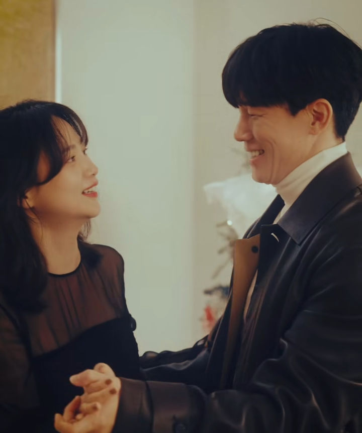 [서울=뉴시스] 배우 윤승아(왼쪽)과 김무열. (사진=마리끌레르코리아 공식 인스타그램 캡처) 2025.11.26. photo@newsis.com *재판매 및 DB 금지