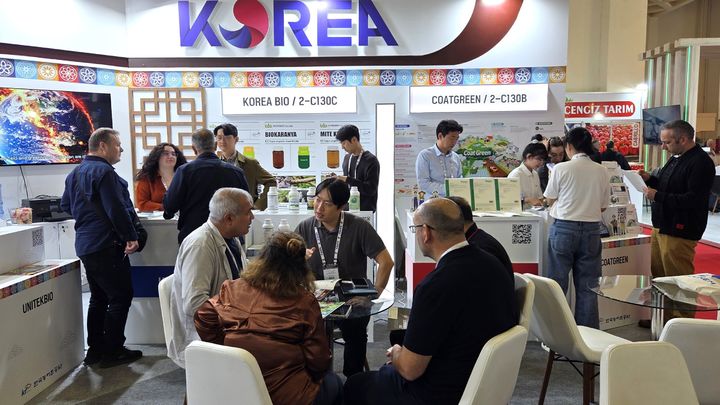 [세종=뉴시스] 한국농어촌공사는 지난 18일부터 21일까지 '2025 튀르키예 안탈리아 농업박람회'에서 농기자재 기업 20개사와 한국관을 운영, 총 226만 달러 규모의 수출 업무협약을 체결했다고 밝혔다. (사진=농어촌공사 제공) 2025.11.26. photo@newsis.com *재판매 및 DB 금지