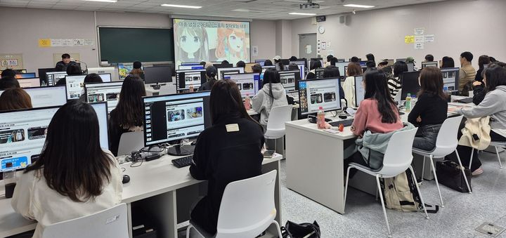 [서울=뉴시스] 덕성여대가 진행한 '생성형 AI 및 데이터 분석 활용 교육'에서 학생들이 실습을 진행하고 있다. (사진=덕성여대 제공) 2025.11.26. photo@newsis.com *재판매 및 DB 금지