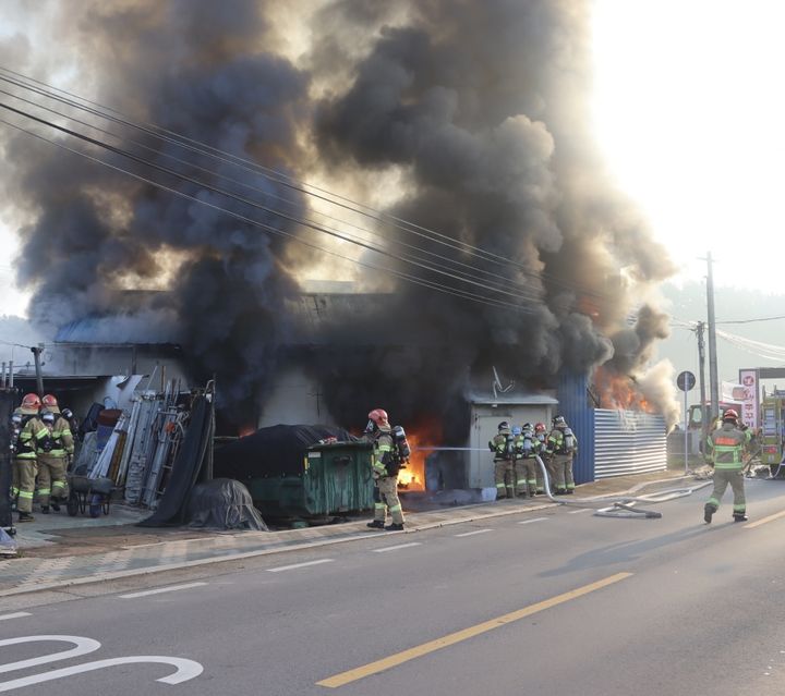 [대구=뉴시스] 26일 오전 8시33분께 달성군 다사읍 박곡리의 한 창고에서 화재가 발생했다. (사진=대구소방안전본부 제공) 2025.11.26. photo@newsis.com *재판매 및 DB 금지
