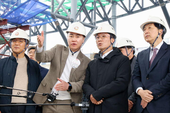 [서울=뉴시스] 오언석 도봉구청장이 김민석 국무총리에게 서울아레나 주변 창동권역 개발 사안에 대해 설명하고 있다. 2025.11.26. (사진=도봉구 제공) *재판매 및 DB 금지