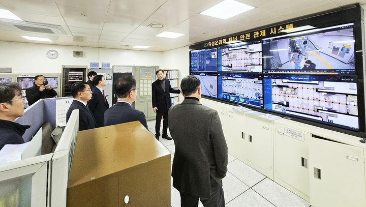 [대전=뉴시스]대전교통공사는 26일 유성온천역에서 역사 내에 구축된 AI 기반 '유성온천역 재난 안전 관제 시스템'을 현장 시연하고 있다. (사진제공=대전교통공사 제공) 2025. 11. 26 photo@newsis.com *재판매 및 DB 금지