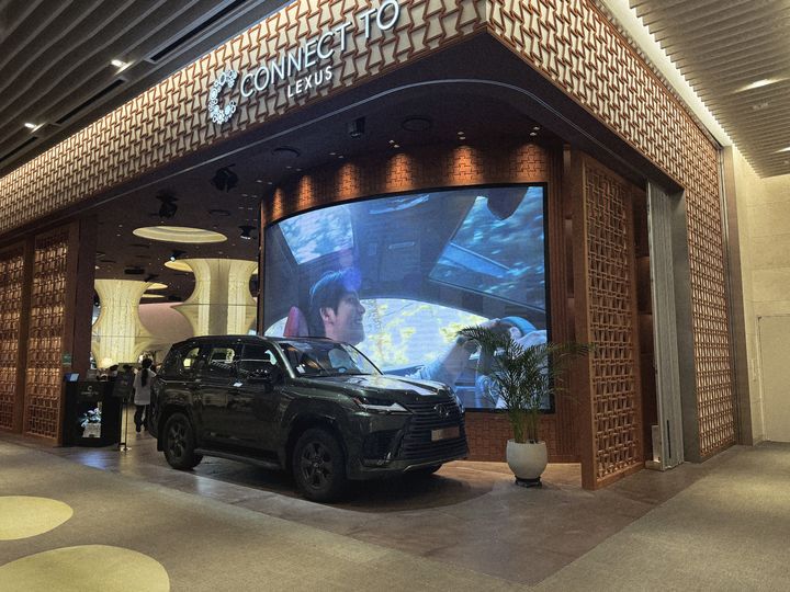 [서울=뉴시스]박현준 기자 = 서울 송파구 롯데월드몰 1층에 있는 렉서스 복합문화공간 커넥트투 (CONNECT TO). 2025.11.27 parkhj@newsis.com *재판매 및 DB 금지