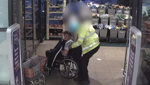 [뉴시스] 슈퍼마켓에서 맥주를 훔치기 위해 장애가 있는 것처럼 위장하던 영국 10대가 휠체어에서 벌떡 일어나 경비원을 폭행하는 황당한 일이 벌어졌다. (영상='Kent Police' 유튜브 채널 캡처) *재판매 및 DB 금지