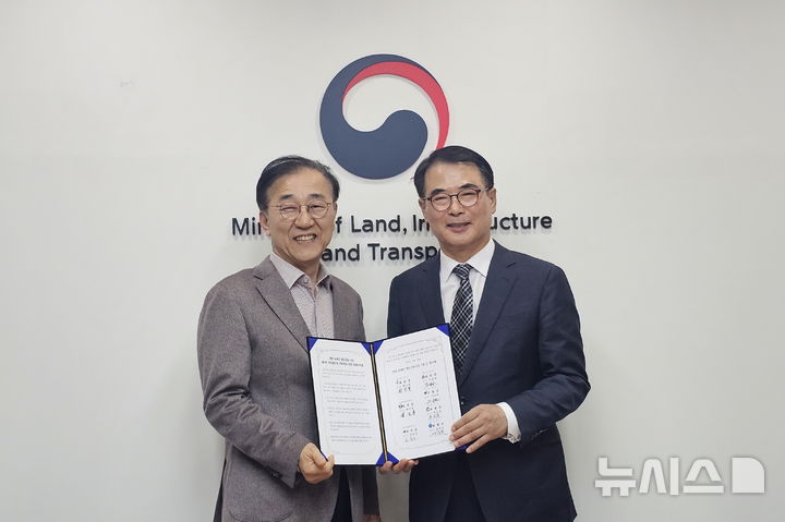 [남해=뉴시스] 차용현 기자 = 지난 25일 경남 남해군 장충남 군수가 서울 정동 국토발전전시관에서 김윤덕 국토부장관을 만나 남해군 전략사업 추진 계획과 제도개선 방안을 논의한 후 기념촬영을 하고 있다. 2025.11.26.(사진=남해군 제공)photo@newsis.com