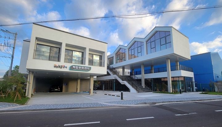 [제주=뉴시스] 26일 제주시 한림읍에 문을 연 금능농공단지 복합문화센터 전경. (사진=제주도 제공) 2025.11.26. photo@newsis.com *재판매 및 DB 금지