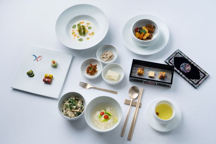 [서울=뉴시스] 김송기 롯데호텔 조리R&D실장이 준비한 APEC 정상회의 만찬 메뉴. (사진=롯데호텔앤리조트 제공) *재판매 및 DB 금지