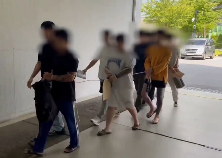 검찰에 송치되는 불법 중계소 운영자들. (사진=경기남부경찰청 제공) *재판매 및 DB 금지