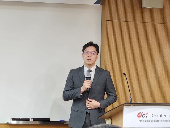 [서울=뉴시스] 이승주 기자 = 신동준 오스코텍 사내이사 후보가 26일 주주소통간담회에서 내달 임시주총 안건과 관련해 설명하고 있다. 2025.11.26. heyjude@newsis.com *재판매 및 DB 금지