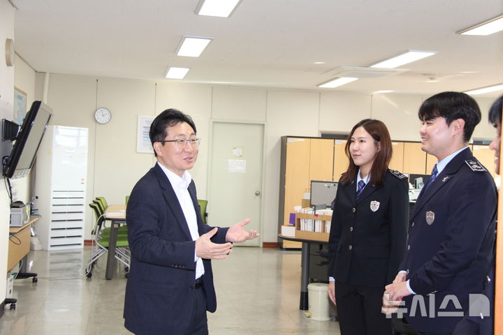 [광주=뉴시스] 강태일 광주본부세관장은 26일 광양세관과 포스코 광양제철소 등을 현장 방문했다. (사진=광주세관 제공). 2025.11.26. photo@newsis.com *재판매 및 DB 금지