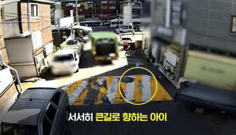 [뉴시스] 경기도의 한 주택가 골목을 걷고 있는 3살 아이. (영상='대한민국 경찰청' 유튜브 채널 캡처) *재판매 및 DB 금지