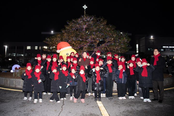 [구미=뉴시스] 경북 구미시청 원형화단에 불 밝힌 크리스마스 트리. (사진=구미시 제공) 2025.11.26. photo@newsis.com *재판매 및 DB 금지