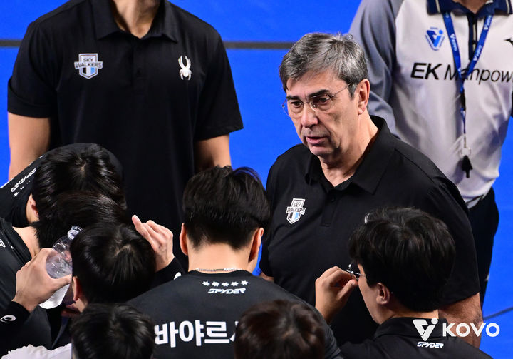 [서울=뉴시스] 남자배구 현대캐피탈 필립 블랑 감독이 20일 천안유관순체육관에서 열린 진에어 2025~2026 V-리그 남자부 한국전력과의 경기에서 선수들에게 지시를 내리고 있다. (사진=KOVO 제공) 2025.11.20. *재판매 및 DB 금지