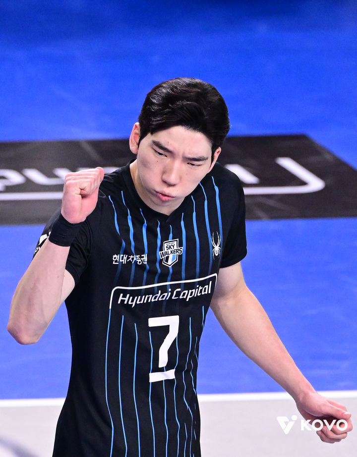 [서울=뉴시스] 남자배구 현대캐피탈 허수봉이 20일 천안유관순체육관에서 열린 진에어 2025~2026 V-리그 남자부 한국전력과의 경기에서 득점에 성공한 뒤 기뻐하고 있다. (사진=KOVO 제공) 2025.11.20. *재판매 및 DB 금지