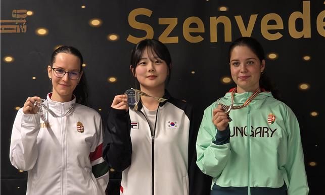 [서울=뉴시스]10ｍ 공기소총 여자 시니어·주니어 통합 금메달 김효빈(가운데) .(사진=대한사격연맹 제공)