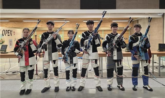 [서울=뉴시스]10ｍ 공기소총 혼성 금메달 최가혜(경북체고)·배서준(경남대 이상 가운데). (사진=대한사격연맹 제공)